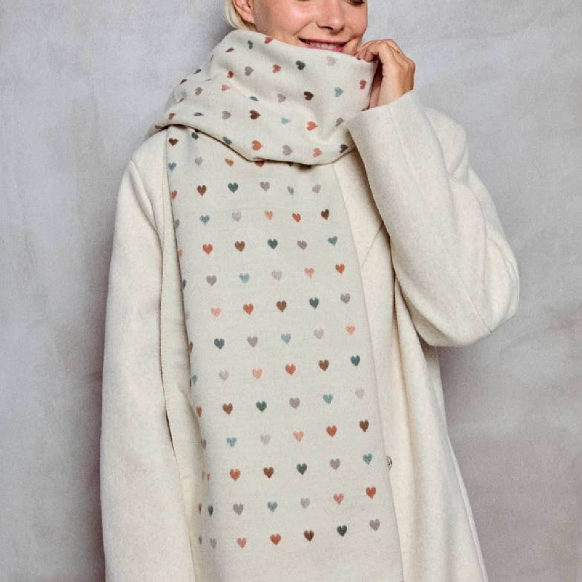 Wool scarf with heart pattern in Cream & Taupe reverse