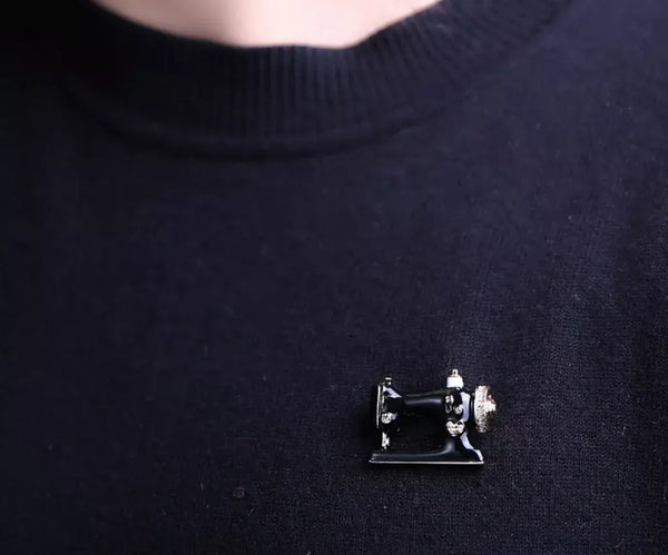 Vintage Styled Sewing Machine Brooch – Black & Gold