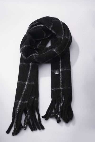 Checked wool scarf in Black or Red